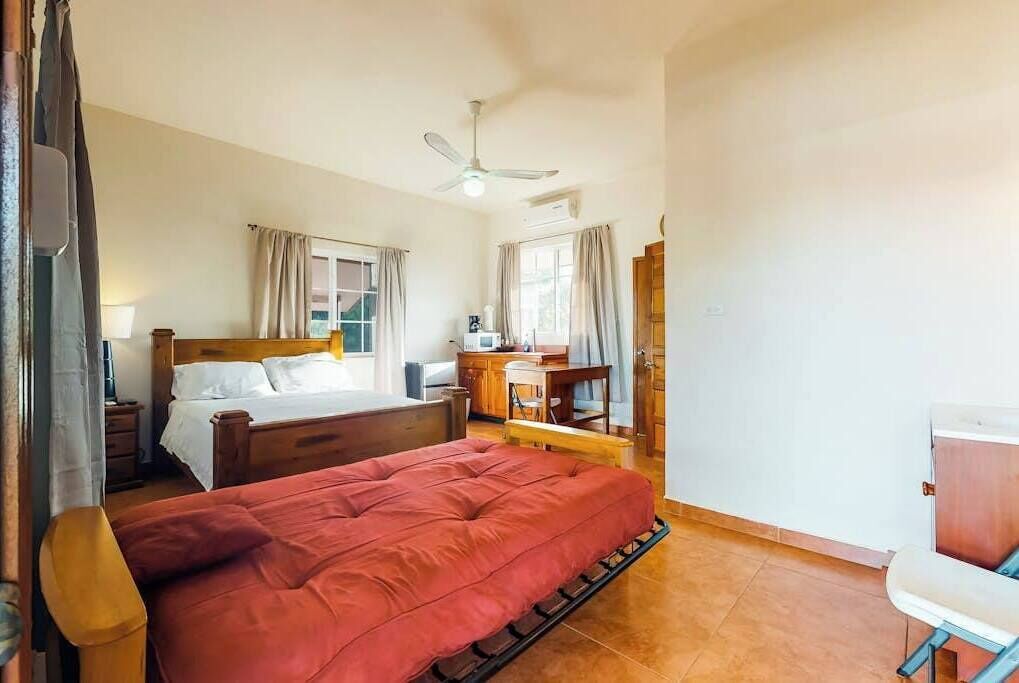 Tabla de planchar con plancha, wifi, ropa de cama