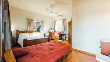 Tabla de planchar con plancha, wifi, ropa de cama