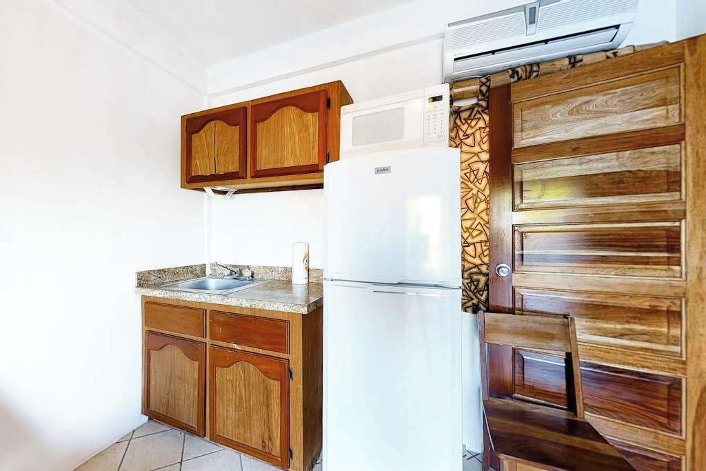 Kühlschrank, Mikrowelle, Herdplatte, Wasserkocher mit Kaffee-/Teezubehör