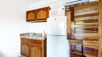 Kühlschrank, Mikrowelle, Herdplatte, Wasserkocher mit Kaffee-/Teezubehör