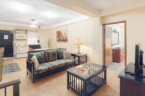 TV - Homey suite in town w WiFi, partial AC, shared pool & veranda - walk to beach (San Pedro)