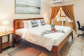 Iron/ironing board, WiFi, bed sheets - Homey suite in town w WiFi, partial AC, shared pool & veranda - walk to beach (San Pedro)