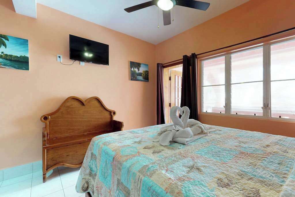 Tabla de planchar con plancha, cuna de viaje, Internet y ropa de cama