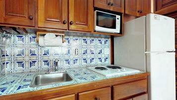 Frigorífico, microondas, placa de cocina y cafetera o tetera