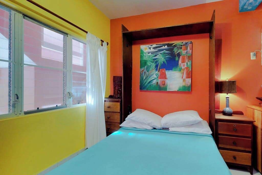 Tabla de planchar con plancha, cuna de viaje, Internet y ropa de cama