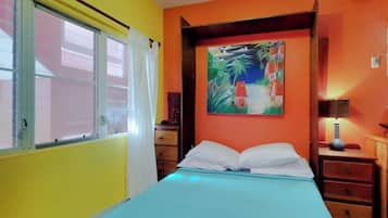 Tabla de planchar con plancha, cuna de viaje, Internet y ropa de cama