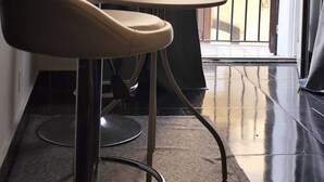 A small balcony with a table, a chair, a bottle of water, and a potted plant. - CasaRì Vacation Rental – Apartment in the Heart of Bari (Bari)