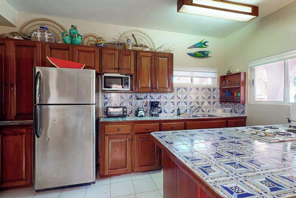 Frigorífico, microondas, placa de cocina y cafetera o tetera