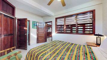 Tabla de planchar con plancha, cuna de viaje, internet y ropa de cama