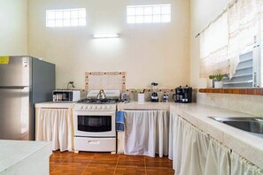 Wasserkocher mit Kaffee-/Teezubehör, Kühlschrank, Mikrowelle, Ofen