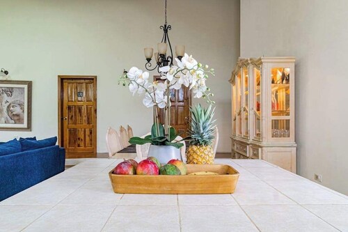 Tranquil single-level retreat with lush patio, hammock, & high-speed WiFi