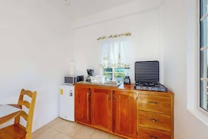 Wasserkocher mit Kaffee-/Teezubehör, Kühlschrank, Mikrowelle, Herdplatte