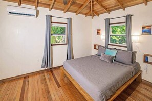Iron/ironing board, WiFi, bed sheets - Spacious coastal house with outdoor pool, deck & near beach (Placencia)
