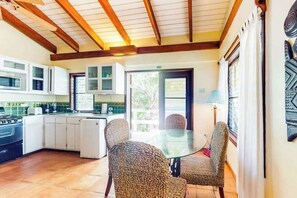 Coffee/tea maker, fridge, microwave, oven - Oceanfront retreat with water view, pool, AC & free WiFi - easy beach access (Placencia)