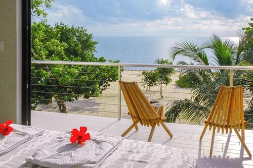 Oceanfront home w private beach, ocean view, kayaks, rooftop, WiFi & partial AC