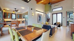 Un interior moderno con comedor, cocina y sala de estar.