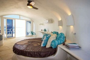 Iron/ironing board, Internet - Lagoon-front studio with water access, infinity pool, & AC (Placencia)