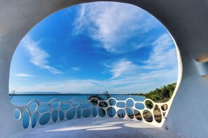 Terrace/patio - Lagoon-front studio with water access, infinity pool, & AC (Placencia)