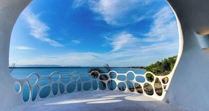 Waterfront organic architecture villa with pool & AC - near lagoon