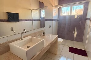 Basic Double Room | Bathroom - Pousada Casa Shanti (Dourados)