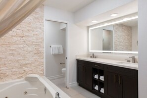 Dusche, Whirlpool, Haartrockner, Handtücher