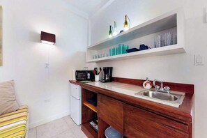 Wasserkocher mit Kaffee-/Teezubehör, Kühlschrank, Mikrowelle, Toaster