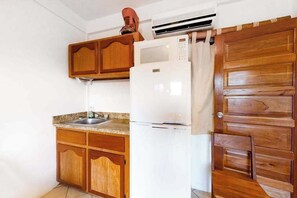 Kühlschrank, Mikrowelle, Wasserkocher mit Kaffee-/Teezubehör, Toaster