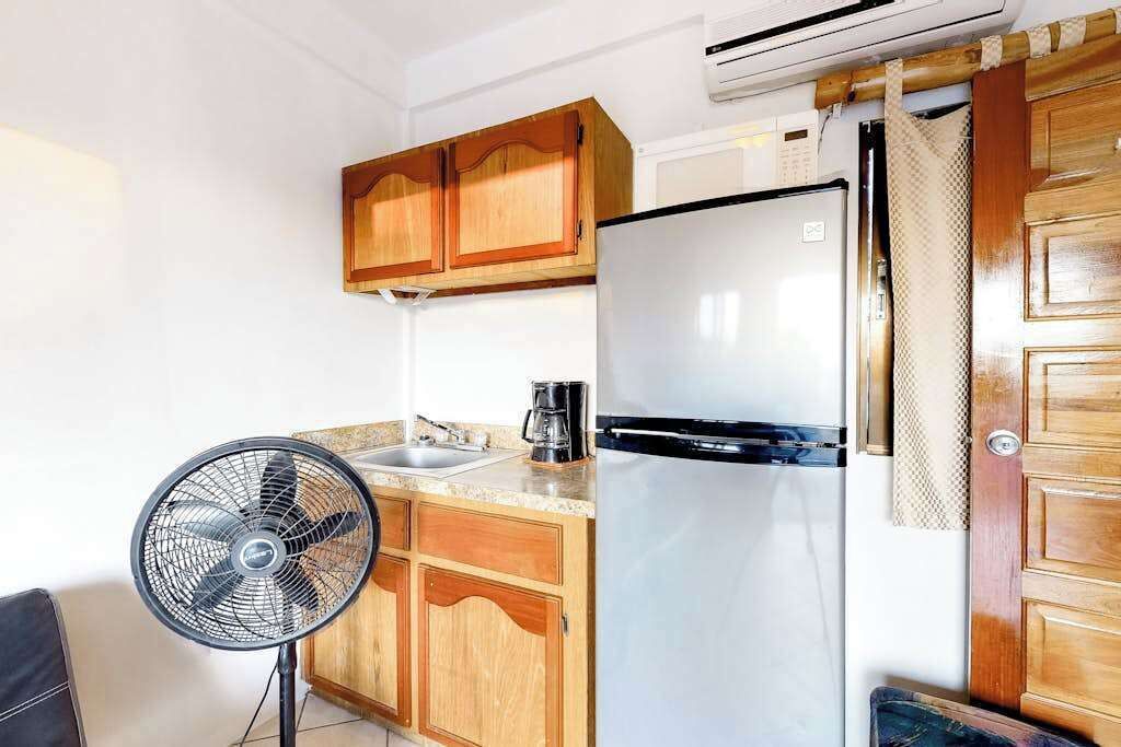 Kühlschrank, Mikrowelle, Herdplatte, Wasserkocher mit Kaffee-/Teezubehör