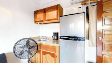 Kühlschrank, Mikrowelle, Herdplatte, Wasserkocher mit Kaffee-/Teezubehör