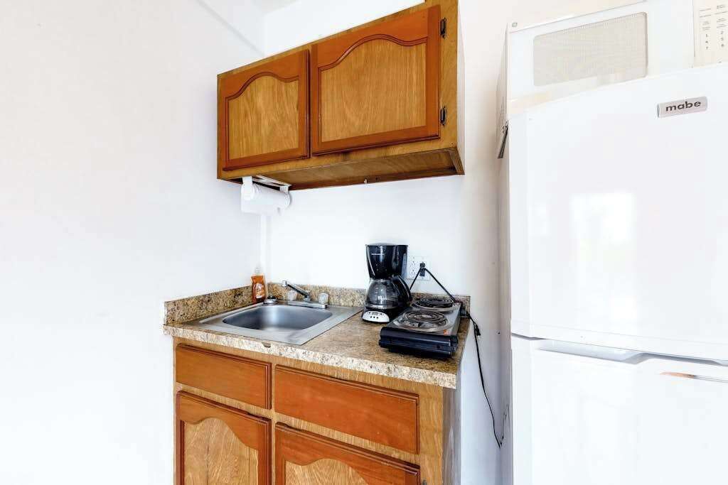 Kühlschrank, Mikrowelle, Herdplatte, Wasserkocher mit Kaffee-/Teezubehör