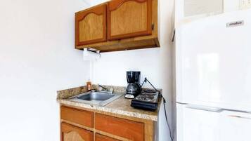 Kühlschrank, Mikrowelle, Herdplatte, Wasserkocher mit Kaffee-/Teezubehör