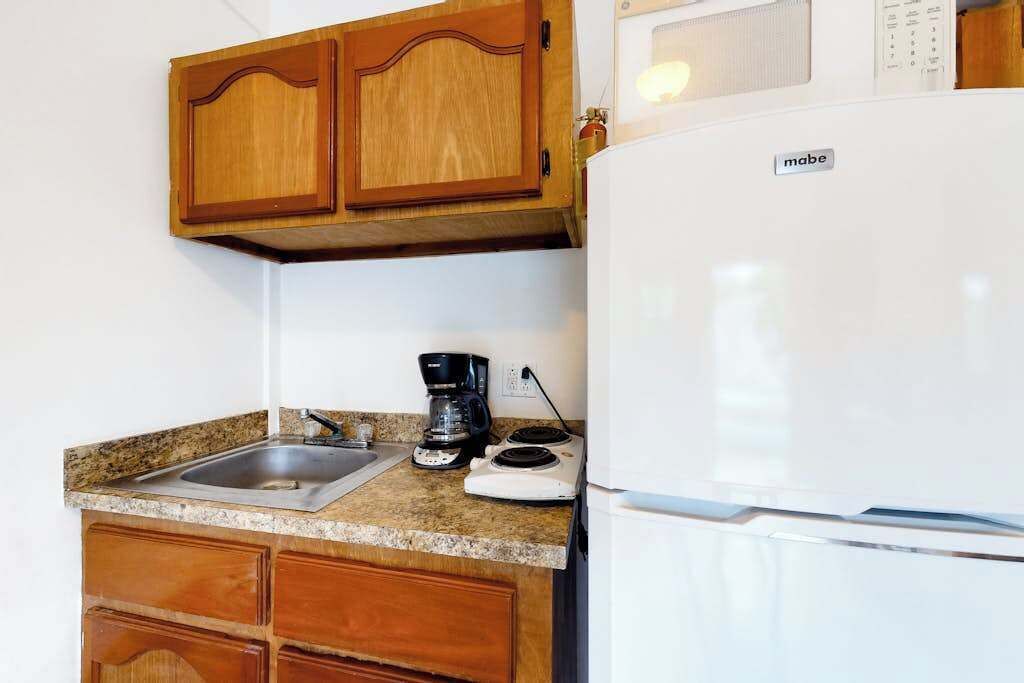 Kühlschrank, Mikrowelle, Herdplatte, Wasserkocher mit Kaffee-/Teezubehör