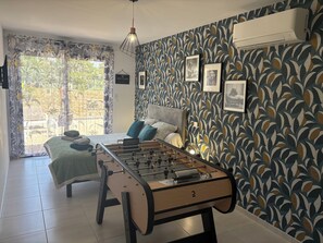 4 habitaciones, tabla de planchar con plancha, wifi y ropa de cama 