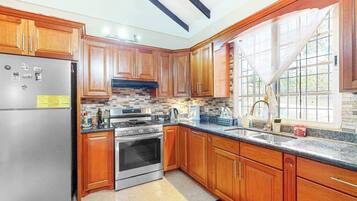 Coffee/tea maker, fridge, microwave, oven