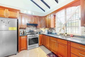 Wasserkocher mit Kaffee-/Teezubehör, Kühlschrank, Mikrowelle, Ofen