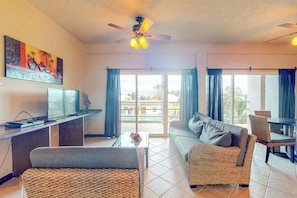 TV - Apartment with WiFi, AC & shared outdoor pool - walk to the beach (San Pedro)