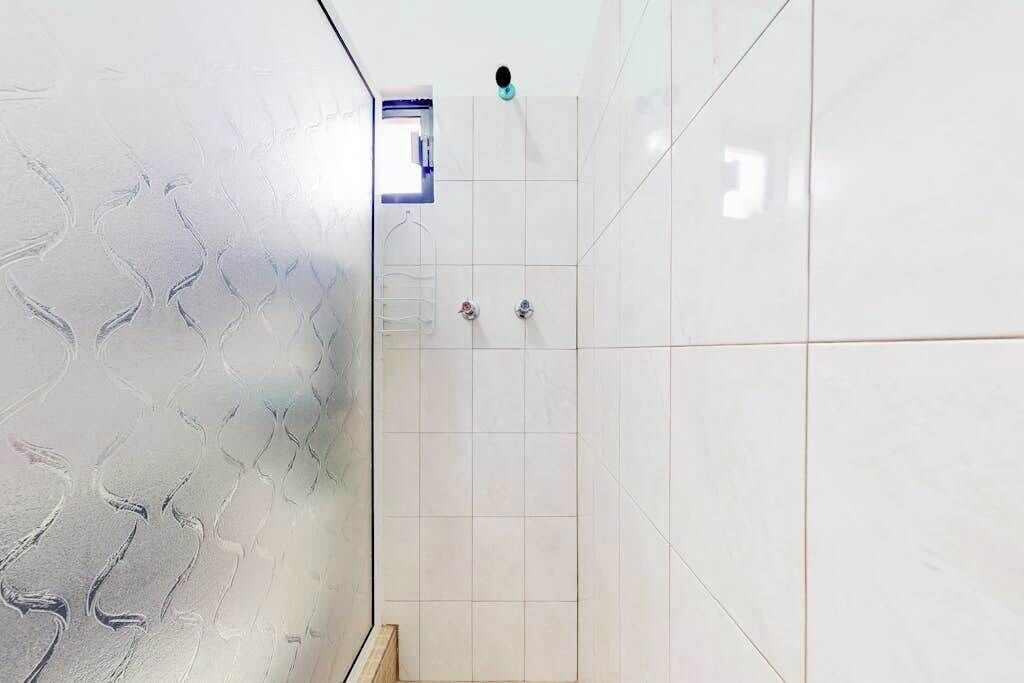 Een douche, een haardroger, handdoeken