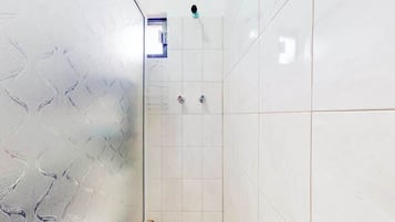 Een douche, een haardroger, handdoeken
