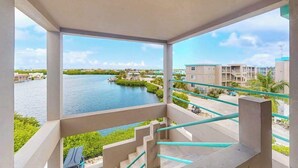 Ein Balkon mit Blick auf einen Fluss und Gebäude.