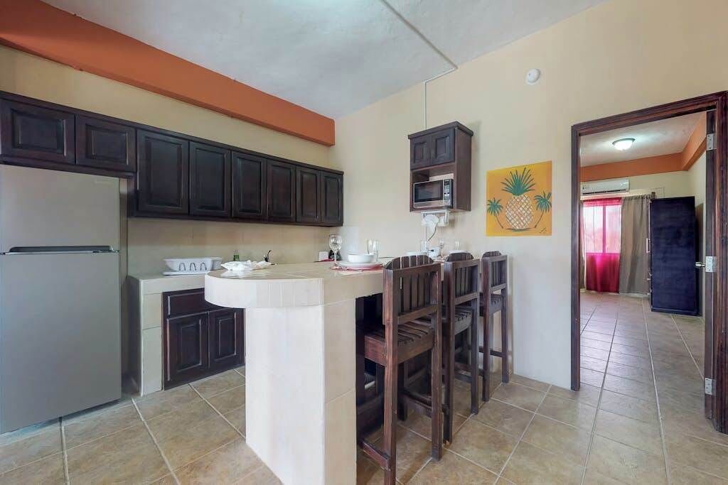 Frigorífico, microondas, placa de cocina y cafetera o tetera