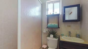 Een douche, een haardroger, handdoeken