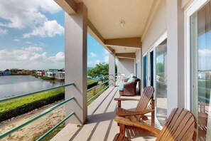 Terrace/patio - Renovated, oceanfront condo with balcony, AC & outdoor pool - snowbird-friendly (San Pedro)