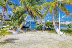 Beach - Renovated, oceanfront condo with balcony, AC & outdoor pool - snowbird-friendly (San Pedro)