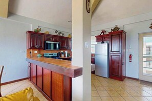 Coffee/tea maker, fridge, microwave, oven - Steps from the sea apartment with shared pool & ocean-view balcony (San Pedro)