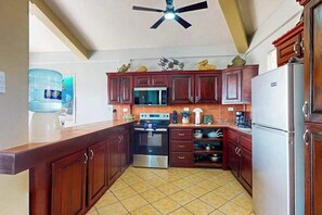 Coffee/tea maker, fridge, microwave, oven - Steps from the sea apartment with shared pool & ocean-view balcony (San Pedro)