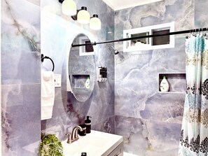 Haartrockner, Handtücher, Seife, Toilettenpapier