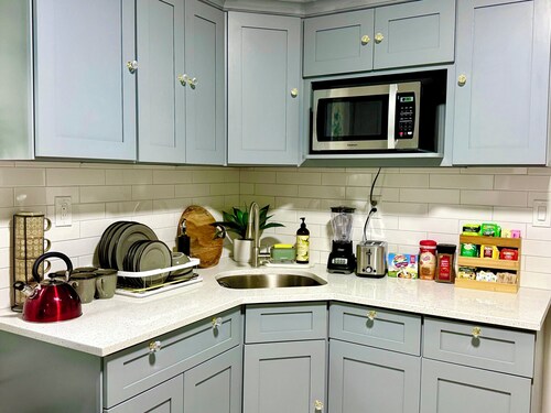 12 minute from JFK Airport, close to A-J train subway easy access to Manhattan,