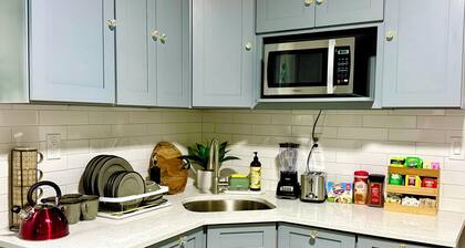 12 minute from JFK Airport, close to A-J train subway easy access to Manhattan,