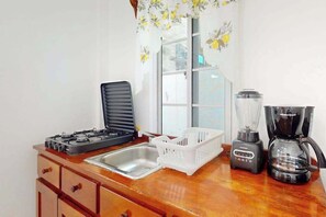 Wasserkocher mit Kaffee-/Teezubehör, Kühlschrank, Mikrowelle, Herdplatte