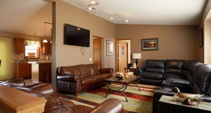 9-bedroom lodge in Dallas, South Dakota perfect for any family retreat.